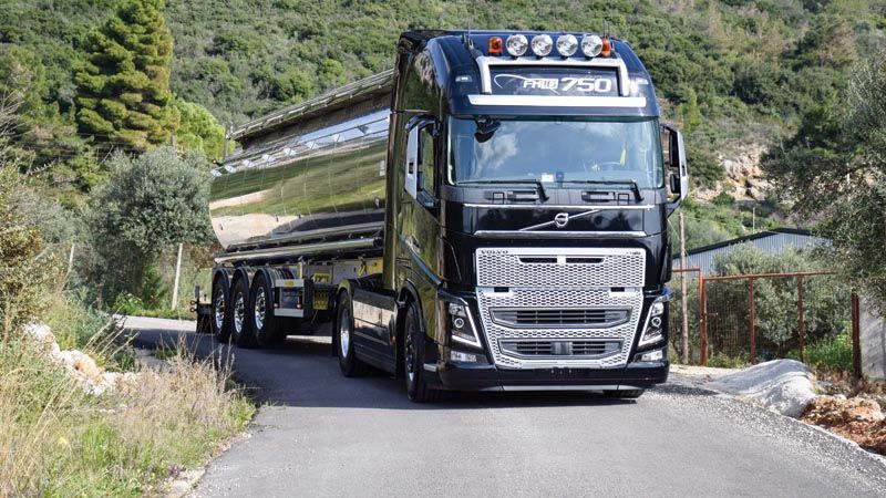 Ήταν το 1987 που η Volvo παρουσίασε το F16 που έφτανε τους 505 ίππους. Σήμερα, τριάντα χρόνια μετά, ο ίδιας χωρητικότητας κινητήρας των 16 λίτρων δίνει ισχύ 750 ίππων και την τρομακτική ροπή των 3.550 Nm αναδεικνύοντας το FH16 750 το ισχυρότερο φορτηγό του κόσμου. Δοκιμάσαμε και τα 2 αυτοκίνητα και τα παρουσιάζουμε στις σελίδες του επετειακού ΤΡΟΧΟΙ & TIR που κυκλοφορεί στα περίπτερα.