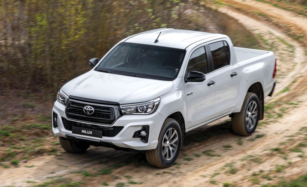Το αμάξωμα του Hilux 2019 Special Edition διανθίζουν μαύρες και σκούρες γκρι λεπτομέρειες που απαντώνται στη γρίλια της μάσκας, στους προβολείς ομίχλης, στις χειρολαβές, στα καπάκια των καθρεπτών, στον πίσω προφυλακτήρα και στις προστατευτικές ποδιές.