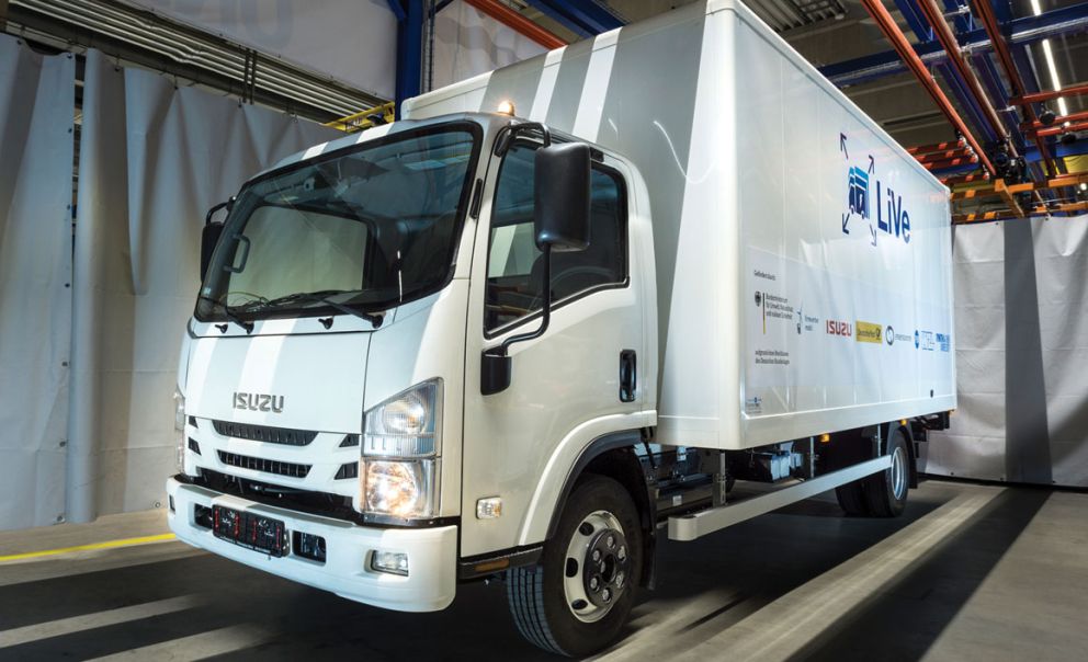 Το Isuzu Ν αφήνει στην άκρη τον συμβατικό κινητήρα των 190 ίππων, αποκτώντας τον ηλεκτρικό άξονα «eTransport» της BPW, ο οποίος φιλοξενεί δύο ηλεκτροκινητήρες που αποδίδουν από κοινού ροπή 6.500 Nm. 