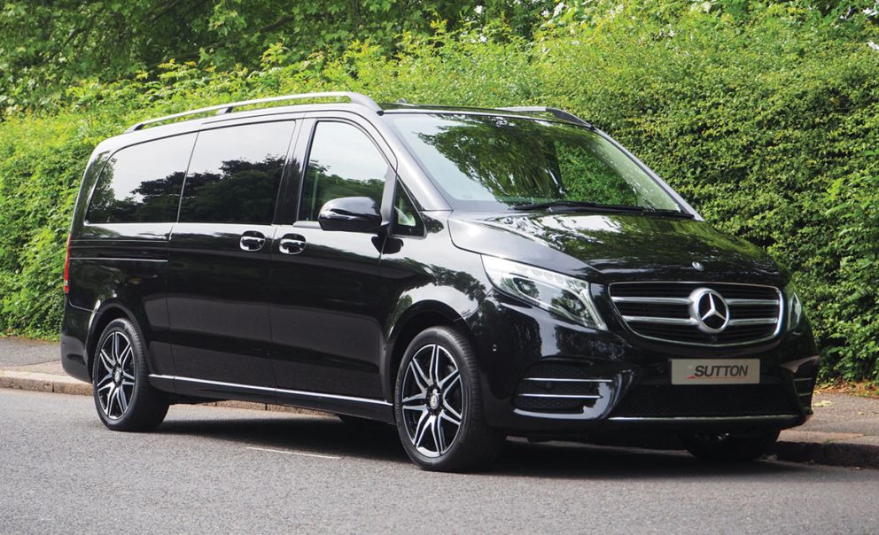 Η τιμή της πολυτελούς Mercedes-Benz V-Class που βρέθηκε στην έκθεση Classic Car Show, ορίζεται στις 92.000 λίρες (σχεδόν 106.000 ευρώ).