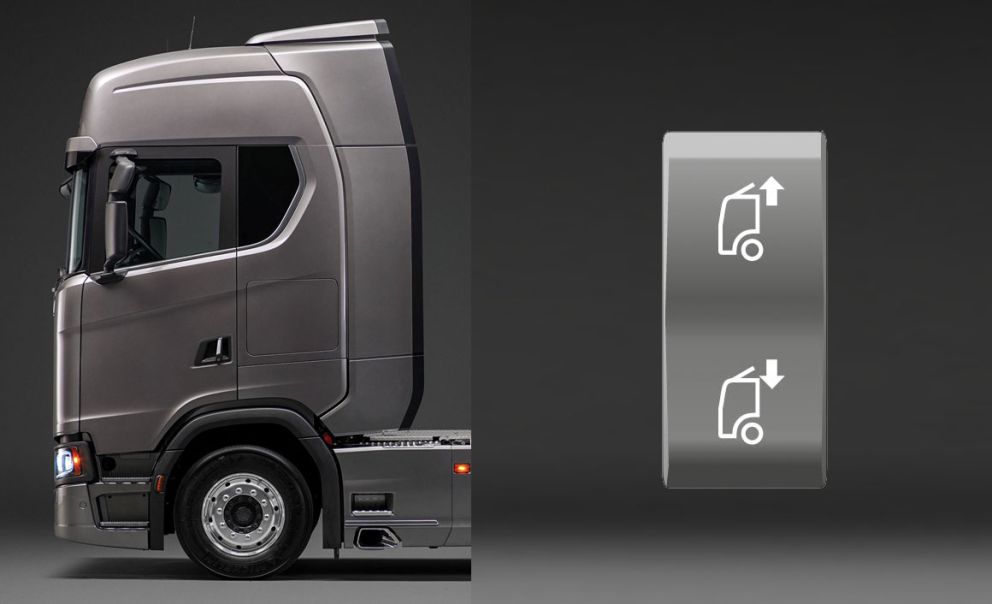 Η Scania εισήγαγε πρόσφατα στον πίνακα οργάνων ένα κουμπί, μέσω του οποίου ο οδηγός μπορεί να ρυθμίσει μόνος του το ενδεδειγμένο κάθε φορά ύψος του σπόιλερ οροφής. 