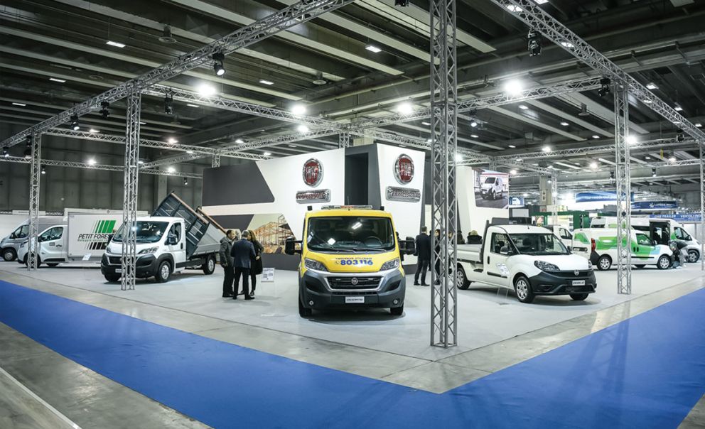 Σε 1000 τετραγωνικά μέτρα η Fiat Professional έδειξε όχι μόνο ένα δείγμα της πληρότητας της γκάμας της, αλλά και το πόσο καλά δομημένη είναι αυτή για τους επαγγελματίες –από μίνι vanette μέχρι πολύ μεγάλα πάνελ van σε όποια διαμόρφωση απαιτείται για κάθε μεταφορική εφαρμογή