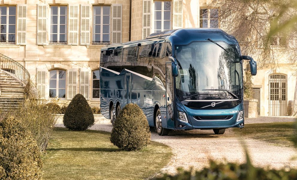 Στο νέο Volvo 9900, οι γραμμές των παραθύρων έχουν σχήμα «Z», γεγονός που σε συνδυασμό με την «αμφιθεατρική» διαμόρφωση των καθισμάτων των επιβατών, συνθέτει σύμφωνα με τη σουηδική εταιρεία μια εντελώς νέα «γλώσσα» σχεδίασης για τα πούλμαν.