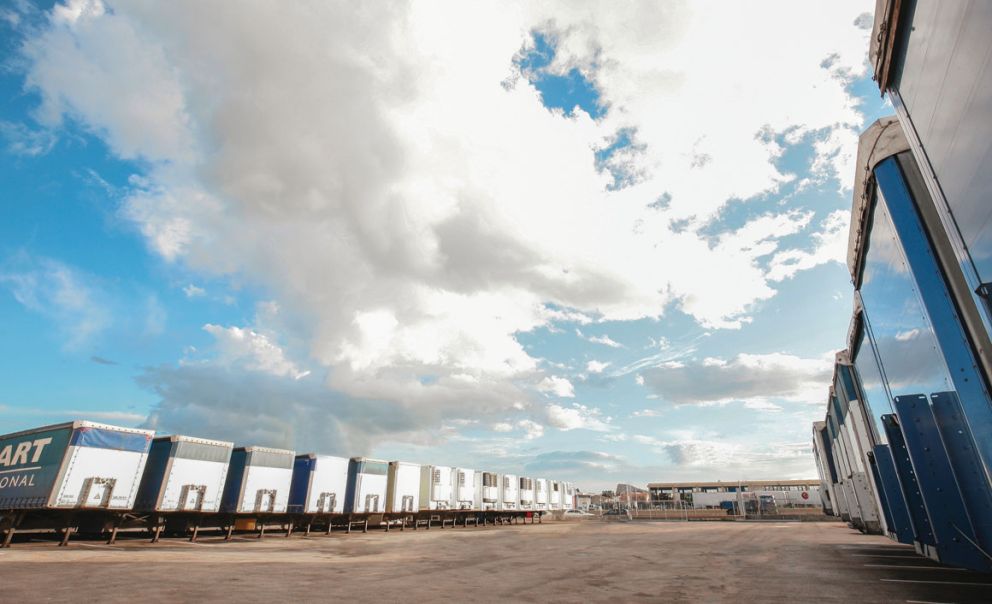 Η έκθεση της Schmitz Cargobull βρίσκεται τώρα στο 23ο χλμ. Ν.Ε.Ο. Αθηνών – Κορίνθου, περιοχή Παπακώστα - Μάνδρα. Τηλ.: 210 5200252
