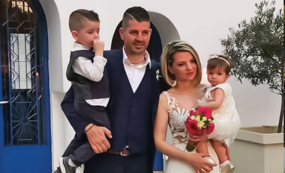 Οι νεόνυμφοι λαμπεροί και χαμογελαστοί στην ομορφότερη ημέρα της ζωής τους. 