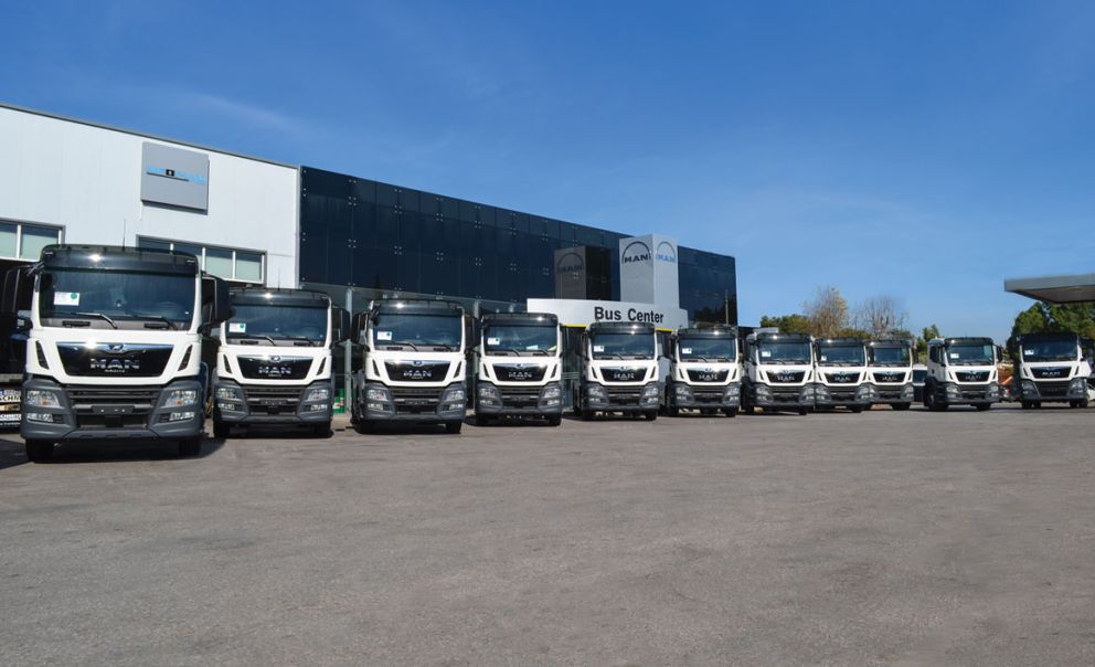 Τα 11 από τα συνολικά 15 MAN TGS 18.330 4Χ2 BB που προστίθενται στο στόλο των νέων απορριμματοφόρων του Δήμου Αθηναίων.