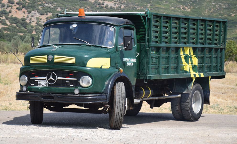 Το κοντομούρικο Mercedes-Benz του Γιάννη Αγγελή από τη Δαύλεια. Πετρέλαιο, λάδι στον κινητήρα και ξεκινάει το δρομολόγιό του χωρίς προβλήματα και ζημιές. 