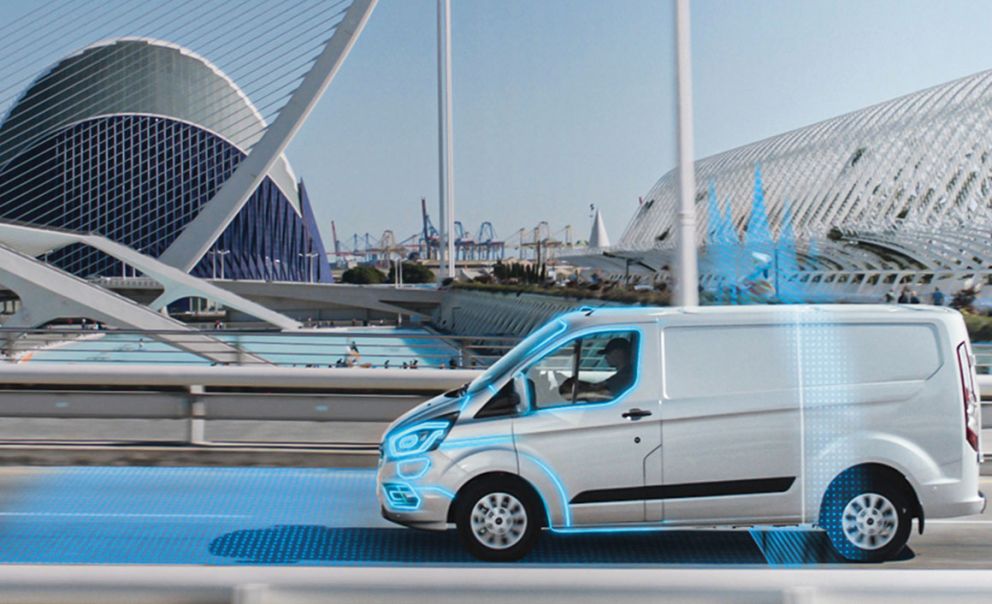 Tο υβριδικό Transit Custom Plug-In Hybrid (PHEV) διαθέτει μια μπαταρία 13,6 kWh, που του προσδίδει ηλεκτρική αυτονομία 56 χλμ. (κύκλος NEDC). Ο βενζινοκινητήρας 1.0 EcoBoost μπορεί να φορτίσει τη μπαταρία για επέκταση της αυτονομίας σε πάνω από 500 χλμ.