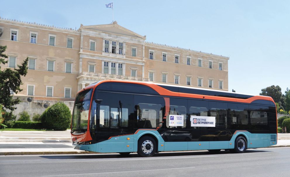 Το συγκεκριμένο λεωφορείο ως προς τη μεταφορική του ικανότητα διατίθεται με επιλογή 24 καθήμενων επιβατών, 51 ορθίων, παρέχοντας και μια θέση αμαξιδίου ΑμΕΑ. Υπάρχει και η έκδοση χωρίς θέση αμαξιδίου, οπότε η μεταφορική ικανότητα φτάνει στους 88 επιβάτες (24+64).