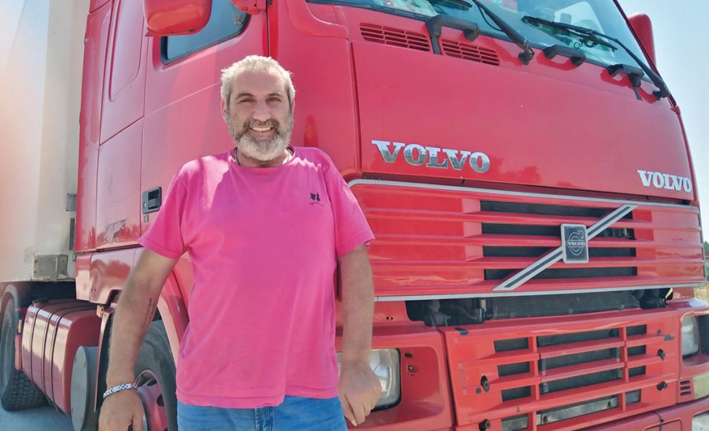 Ο Στέλιος Αβραμίδης από την Κατερίνη εργάζεται στη διεθνή μεταφορά και αποτελεί μια από τις σπάνιες περιπτώσεις επαγγελματία οδηγού ο οποίος οδηγεί με το ένα χέρι καθώς το άλλο είναι παράλυτο εξαιτίας ατυχήματος που είχε σε μικρή ηλικία. «Νιώθω υπερήφανος για τον εαυτό μου γιατί ακολουθώ το επάγγελμα που αγαπάω και, το κυριότερο, δεν έχω προκαλέσει ποτέ ατύχημα ή ζημιά στα φορτηγά που οδηγώ», μας ανέφερε συγκινημένος ο Στέλιος. 
