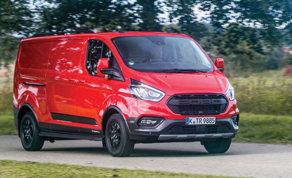 Η εξωτερική σχεδίαση των νέων Transit Custom Active αποτελεί μία επιτυχημένη μεταφορά και προσαρμογή του ντιζάιν των επιβατικών μοντέλων με το αντίστοιχο πακέτο