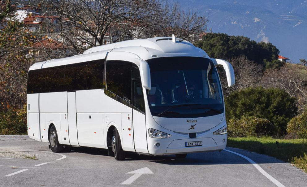 Το Volvo Irizar του υπεραστικού ΚΤΕΛ Πιερίας Α.Ε. εκτελεί καθημερινά δρομολόγια εντός και εκτός νομού. 