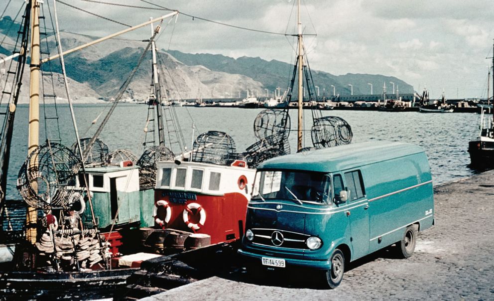 Με αισθητικά στοιχεία από τη θρυλική 300 SL «Gullwing», το πρώτο van της Mercedes-Benz. Στη φωτό, το L 319 D σε έκδοση panel van, στη Σάντα Κρουζ  των ΗΠΑ από τη δεκαετία του 1950.