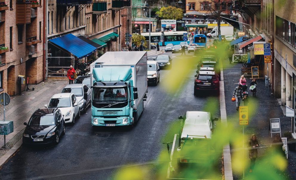 Το νέο Volvo FE Electric μεταφέρει και παραδίδει νωπά προϊόντα σε καθημερινή βάση και σηματοδοτεί το σημαντικό πρώτο βήμα στη συνεργασία μεταξύ της Volvo Trucks και της ICA