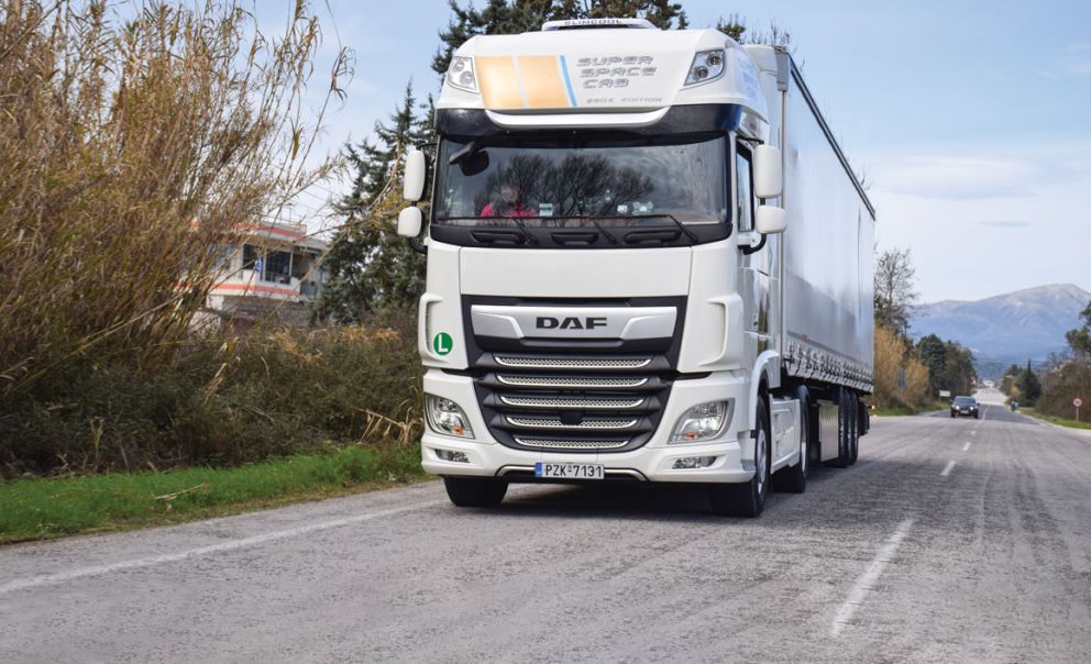 Το DAF της εταιρείας Agrosouli με έδρα τη Νέα Σινώπη Πρέβεζας μεταφέρει ελιές σε αγορές της Δυτικής Ευρώπης. Η εταιρεία εξάγει προϊόντα σε δεκαοχτώ χώρες του εξωτερικού και στην Αμερική. 