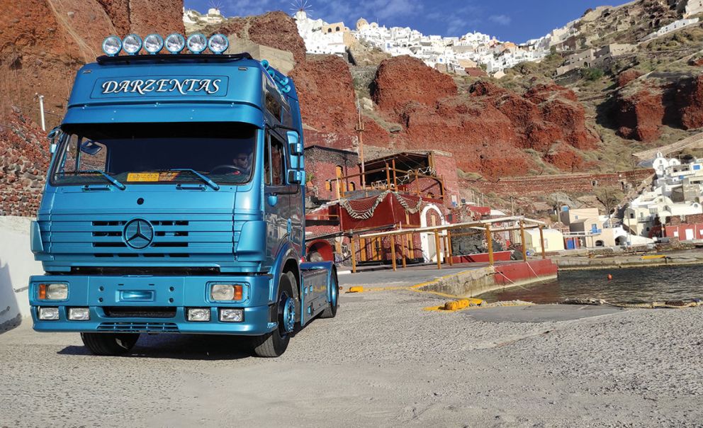 Το αστέρι της Darzentas Transport Service μετράει ήδη είκοσι χρόνια παρουσίας στη μεταφορική. Η αερογραφία έγινε από τον Γιώργο Λάιτμερ και το βάψιμο του τράκτορα από την El. Peraki Bodyworks. 