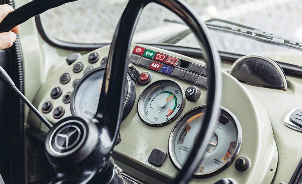 Το κόκπιτ ενός Mercedes-Benz 1924 του 1972, από όπου ο οδηγός επιτηρούσε τη λειτουργία του OM 355 κινητήρα, ο οποίος βρισκόταν κάτω από το κοντό καπό.