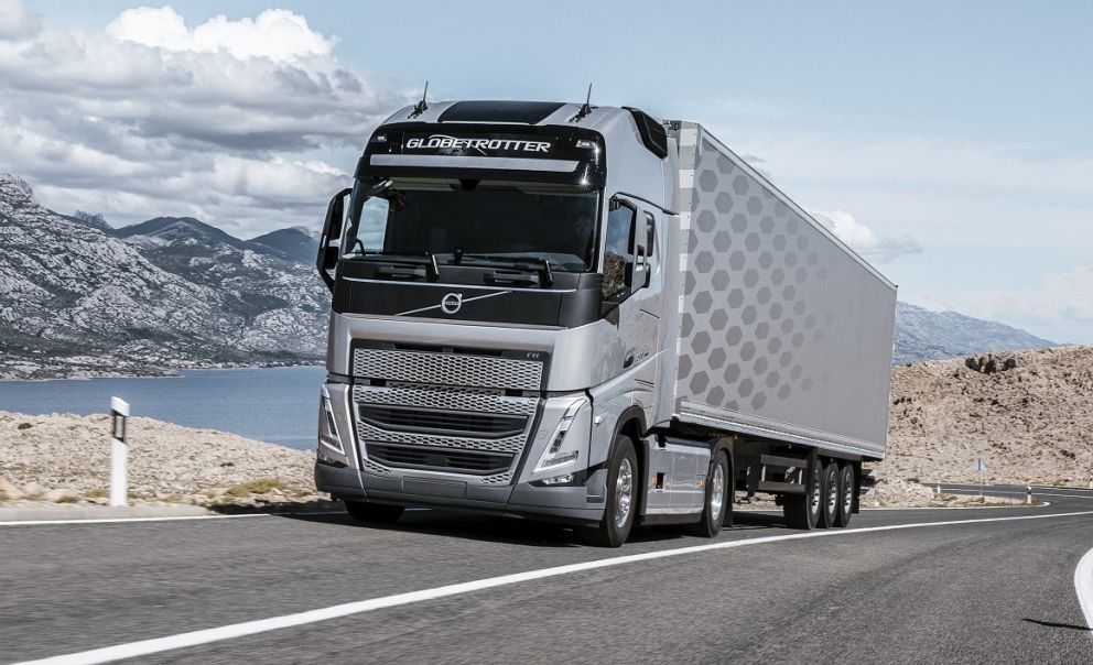 Ο 13λιτρος κινητήρας του νέου Volvo FH με το πακέτο I-Save, εμφανίζει χαμηλότερη κατανάλωση έως και κατά 10%. Παράλληλα, η βελτιστοποιημένη ροπή του κινητήρα σε ένα ευρύ φάσμα στροφών, οδηγεί σε ομαλή οδήγηση και παρέχει την απαιτούμενη ισχύ για τη διατήρηση μιας υψηλής και σταθερής μέσης ταχύτητας.
