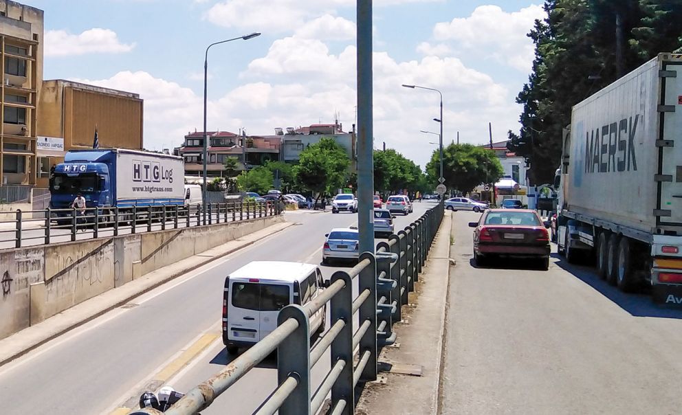 Δύσκολη η πρόσβαση στο Τελωνείο Λάρισας το οποίο βρίσκεται λίγα μέτρα μόλις μακριά από το κέντρο της πόλης.