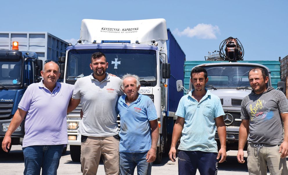 Από αριστερά ο Γιάννης Ντασταμάνης με το γιο του Χρήστο και συνεργάτες της επιχείρησής τους.