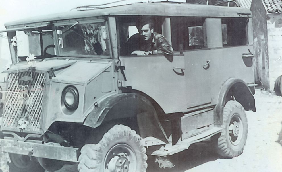 Η ενασχόληση του κ. Σπύρου Αντιόχου (Μπουάζ) με τις συγκοινωνίες των Παξών, ξεκίνησε το 1946, όταν και αγόρασε από τον ΟΔΙΣΥ μια 14θέσια Chevrolet Καναδέζα, η οποία αποτέλεσε το πρώτο λεωφορείο του νησιού.