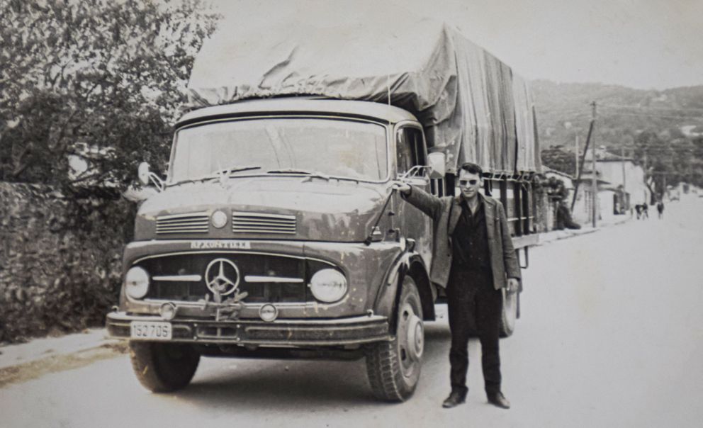 Παύλος Τσάγκας με την "αρχόντισσά" του, το Mercedes-Benz 1113 με το οποίο μετέφερε διάφορα φορτία από την Άρτα στην Αθήνα.