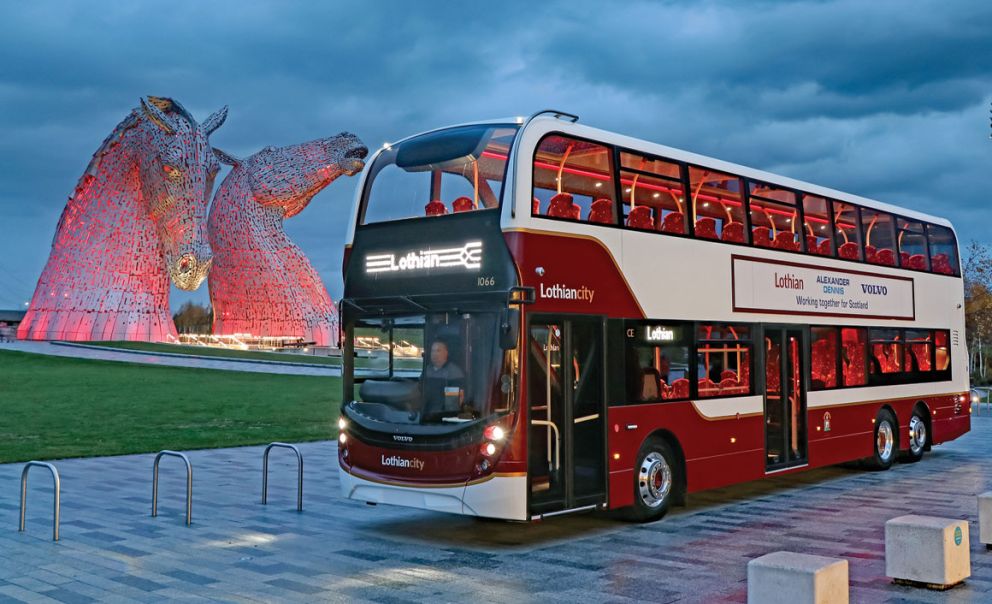Το διώροφο Enviro400XLB δημιούργησε η Alexander Dennis Limited (ADL), στηριζόμενη στο τριαξονικό σασί Volvo B8L, με τον 8λιτρο diesel κινητήρα D8K των 350 ίππων να προέρχεται και αυτός από τη Volvo.