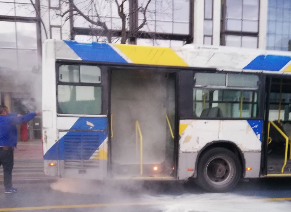 φωτιά στο λεωφορειο 608
