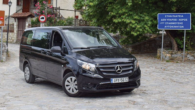 Τα οχήματα με οδηγό πρόκειται να καλύψουν τις μετακινήσεις Επιτρόπων και υψηλόβαθμων αξιωματούχων της Ευρωπαϊκής Επιτροπής κατά τις επίσημες επισκέψεις τους στην Ελλάδα.