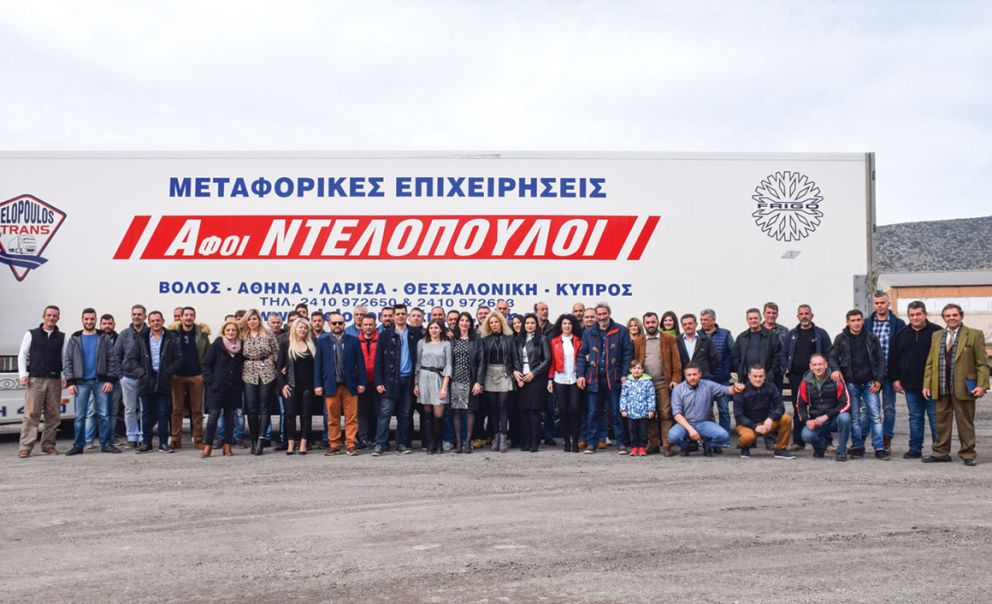 Το ανθρώπινο δυναμικό της επιχείρησης Αφοί Ντελόπουλοι στην καθιερωμένη-ετήσια-κοπής της βασιλόπιτας. 