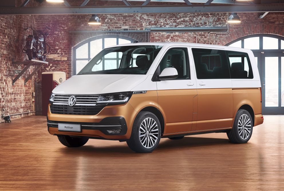 Η Volkswagen Commercial Vehicles παρουσίασε την ανανεωμένη έκδοση του T6, τη σειρά Τ6.1, κάνοντας αρχή με την έκδοση μεταφοράς προσωπικού, το νέο Multivan 6.1, το εμπορικό λανσάρισμα του οποίου θα εκκινήσει το προσεχές φθινόπωρο.