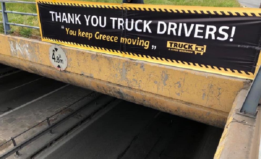 Με το μήνυμα «ΟΔΗΓΟΙ ΦΟΡΤΗΓΩΝ ΣΑΣ ΕΥΧΑΡΙΣΤΟΥΜΕ» να κρέμεται σε γέφυρες Εθνικών Οδών, ο Γιάννης Σαμολαδάς ευχαριστεί εκ μέρους όλων των πολιτών τους οδηγούς που παραμένουν στις θέσεις τους, δουλεύοντας ασταμάτητα