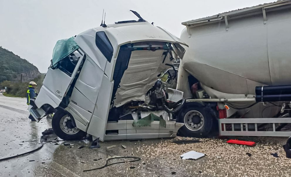 συγκρουση φορτηγων 