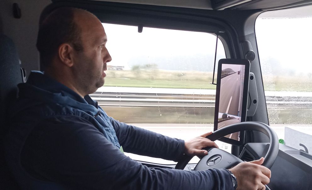Στο τιμόνι του Mercedes-Benz eActros 300, ο οδηγός θα εκτιμήσει την απουσία θορύβου από τον κινητήρα, καθώς και τη συνεχή και άμεση ροπή που εξασφαλίζει ο ηλεκτροκινητήρας.