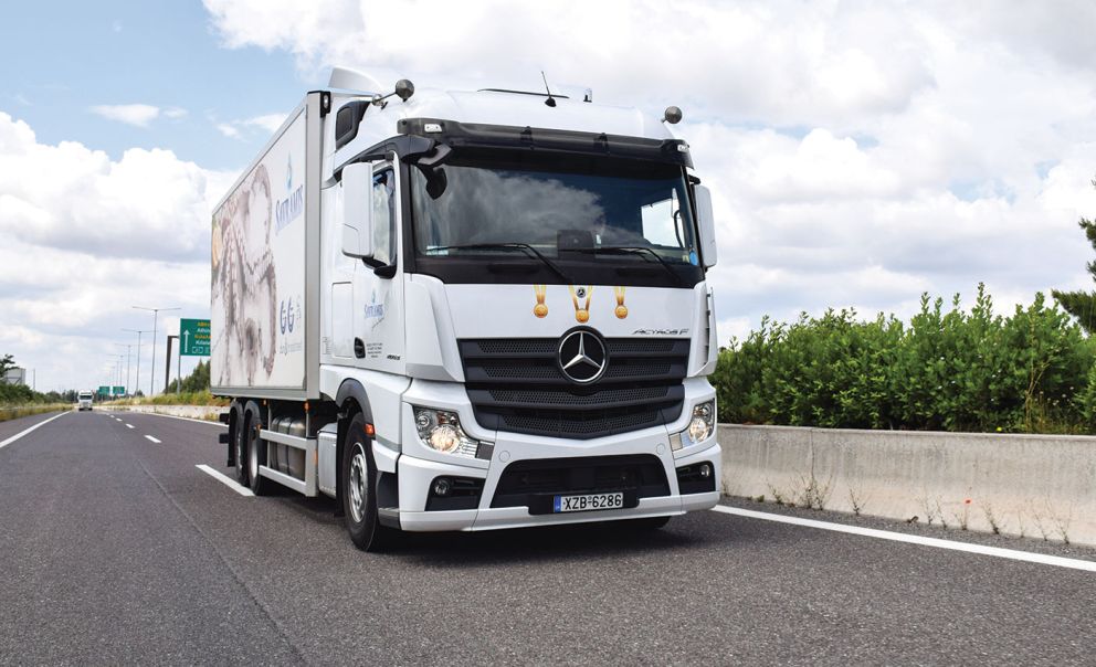 Το τριαξονικό Actros F εξοπλίζεται με τον 12,8 λίτρων εξακύλινδρο κινητήρα ΟΜ 471 τρίτης γενιάς, ο οποίος αποδίδει 530 ίππους (390 kW) και μέγιστη ροπή 2.600 Nm.