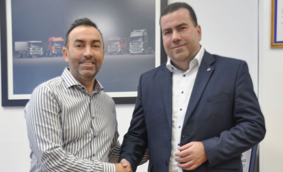 Θέματα εξέλιξης των φορτηγών με έμφαση στην αύξηση της αποδοτικότητάς τους συζήτησαν ο Πέτρος Πλακάκης, διευθυντής Μονάδας  Φορτηγών και Λεωφορείων της Π. Πετρόπουλος ΑΕΒΕ με τον διευθυντή στρατηγικών πωλήσεων Ν. Ευρώπης, Miklos Markus