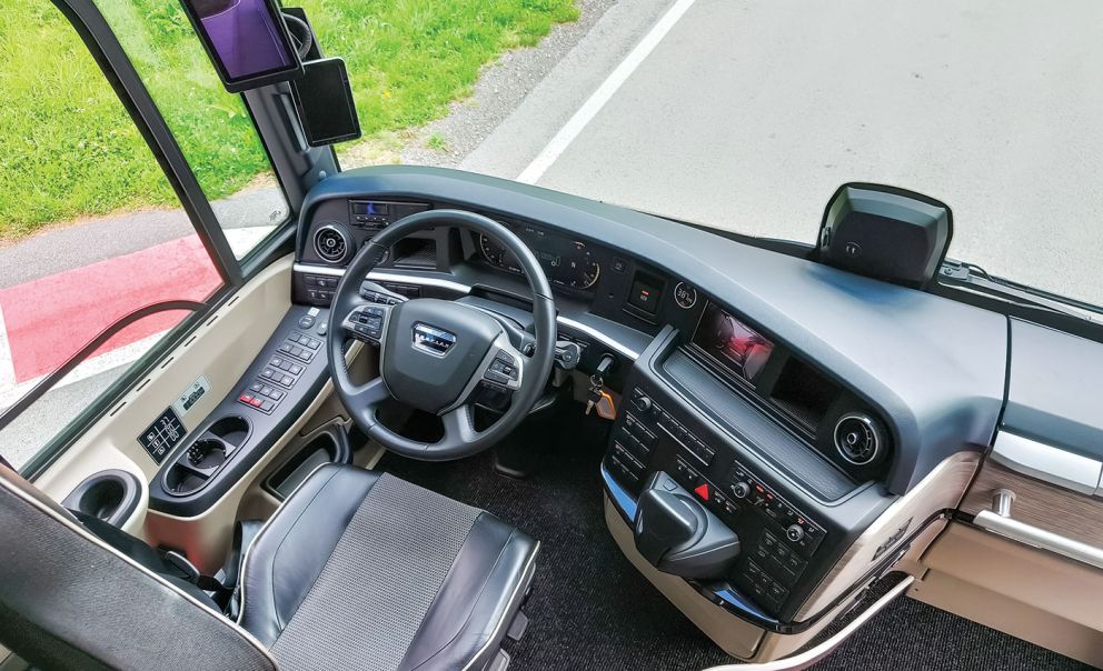 Αρκετές αλλαγές στο κόκπιτ του Neoplan Tourliner και του ΜΑΝ Lion’s Coach, οι οποίες βελτιώνουν την εργονομία και την αποδοτικότητα. Αρκετές αλλαγές στο κόκπιτ του Neoplan Tourliner και του ΜΑΝ Lion’s Coach, οι οποίες βελτιώνουν την εργονομία και την αποδοτικότητα.