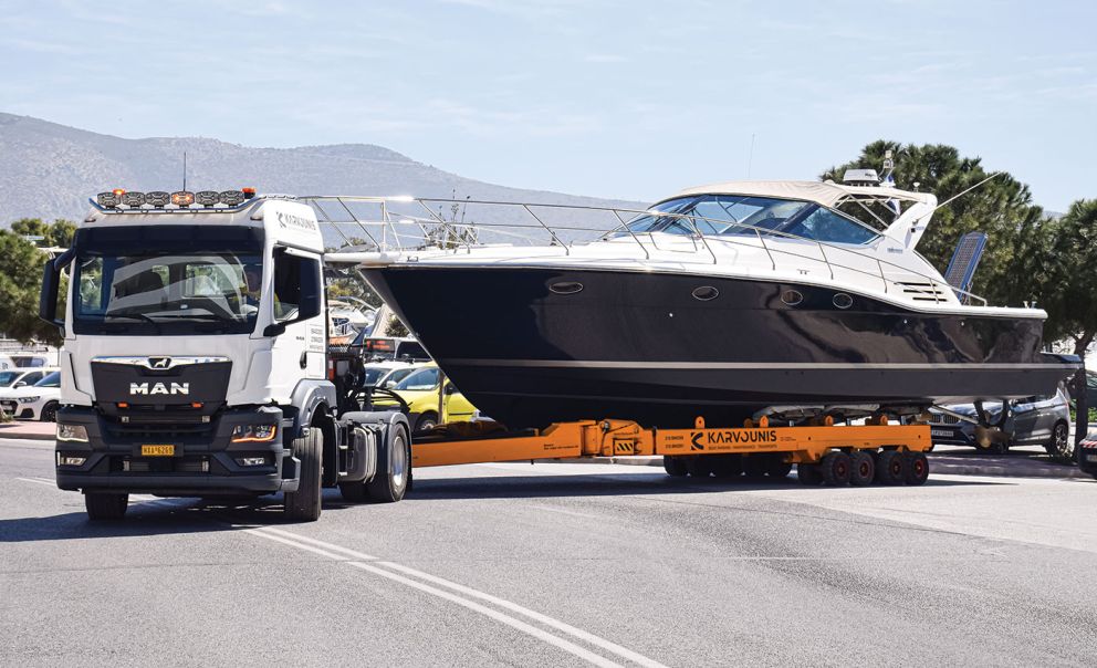 Τρέιλερ ειδικής σχεδίασης με μακρύ λαιμό και τους 4 άξονες πίσω ώστε να δίνει χώρο μεταξύ του τράκτορα και της πλώρης του σκάφους. 