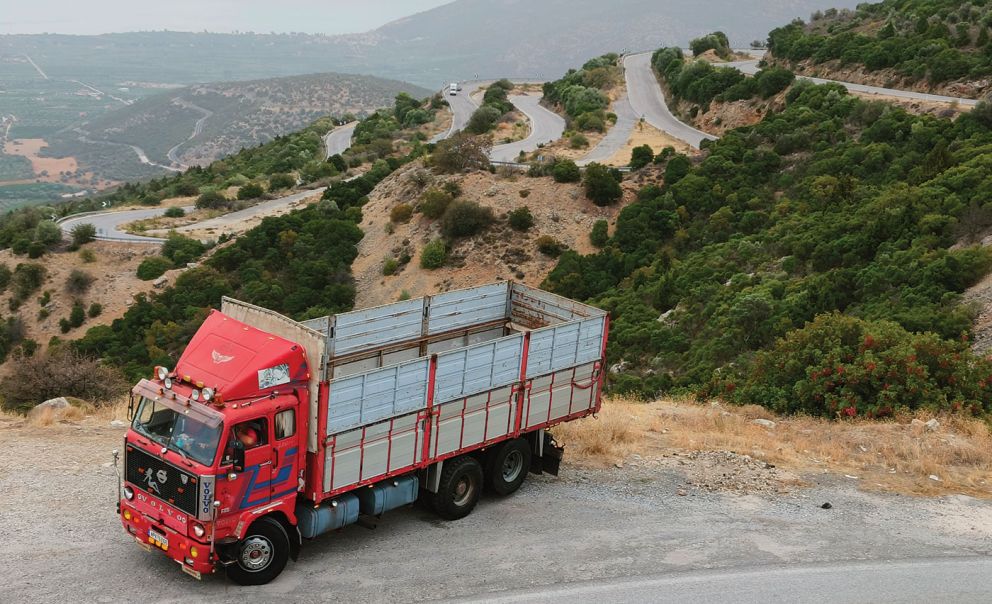 Το Volvo με φόντο τις διαδοχικές στροφές στον Κολοσούρτη. Το Volvo με φόντο τις διαδοχικές στροφές στον Κολοσούρτη.