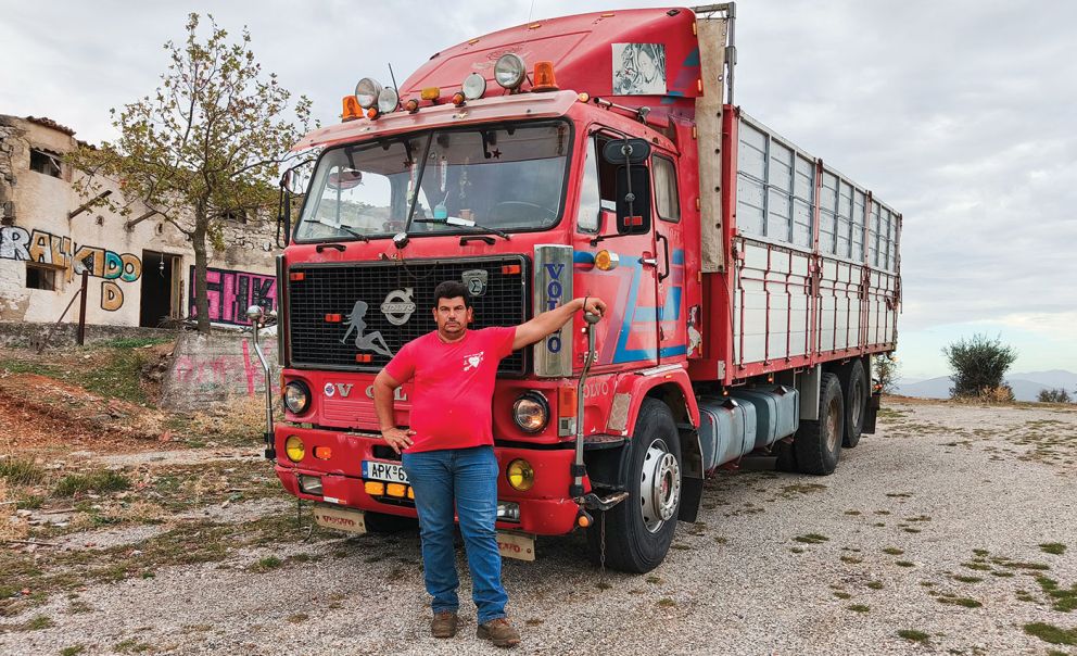 Ο Σπύρος Καλύβας με φόντο το τριαξονικό Volvo το οποίο έχει από το 2001. Ο Σπύρος Καλύβας με φόντο το τριαξονικό Volvo το οποίο έχει από το 2001.