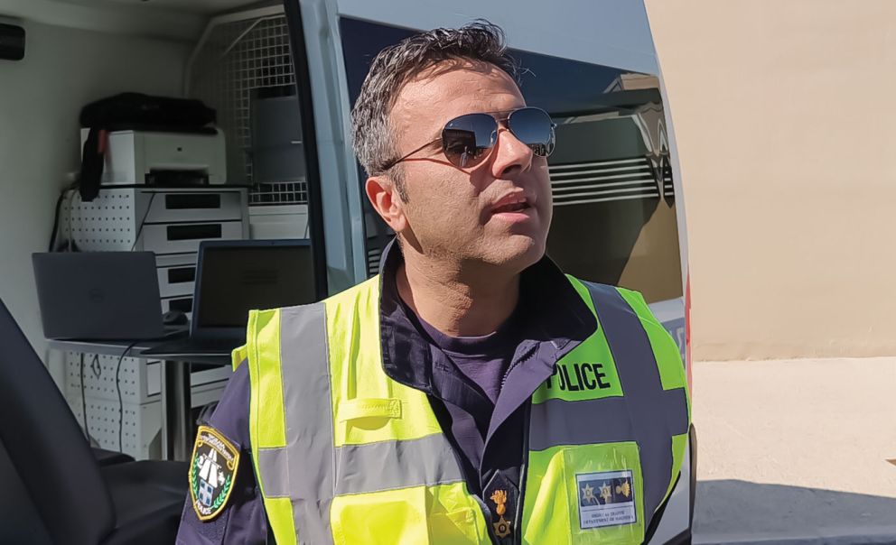 Ο Διοικητής Τροχαίας αυτοκινητοδρόμων Μαγνησίας Λευτέρης Αναδιώτης παρουσιάζοντας το νέο φορητό σύστημα ζύγισης. Ο ίδιος έχει πραγματοποιήσει μια σημαντική μελέτη αναφορικά με την κόπωση και την υπνηλία των οδηγών, η πρώτη που έχει γίνει πανευρωπαϊκά, με ενδιαφέροντα αποτελέσματα.