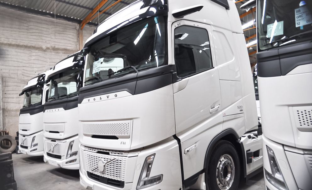 Ντάνες καινούργιων Volvo FH Aero περιμένουν πινακίδες για να κοτσάρουν και να ξεκινήσουν δρομολόγια