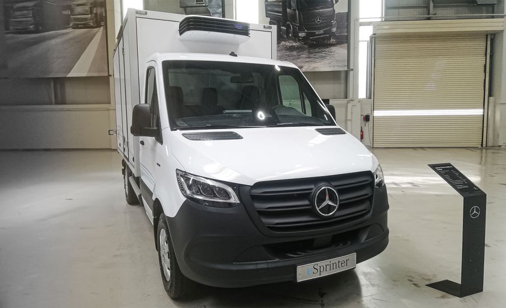 eSprinter Van με ευέλικτες δυνατότητες διαμόρφωσης. Χωρητικότητα μπαταρίας 81 kWh, ισχύς 100 kW (136 HP), σασμάν αυτόματο, μικτό 3.500 kg, ωφέλιμο 470 kg. Αυτονομία (συνδυασμένος κύκλος 278 χιλ. Σε αστικό κύκλο 368 χλμ.