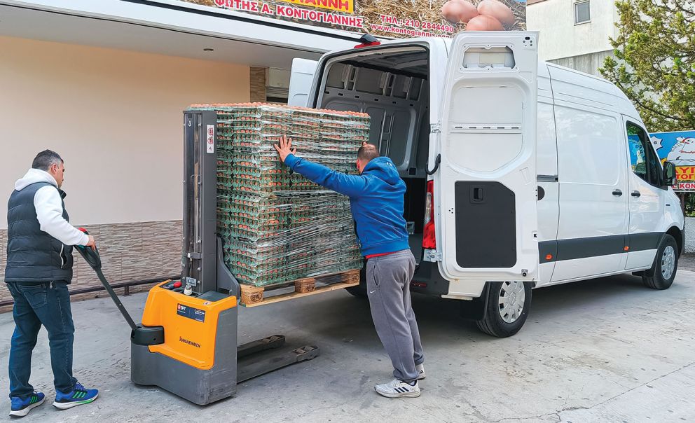 Φορτώνοντας αυγά στις εγκαταστάσεις της εταιρείας Αυγά Κοντογιάννης