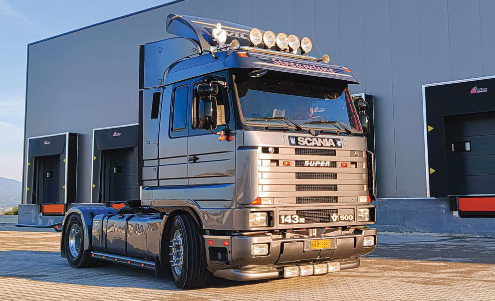 Το Scania 143Μ 500 είναι ένα από τα πιο εμβληματικά μοντέλα του Σουηδού κατασκευαστή. Το Scania 143Μ 500 είναι ένα από τα πιο εμβληματικά μοντέλα του Σουηδού κατασκευαστή.
