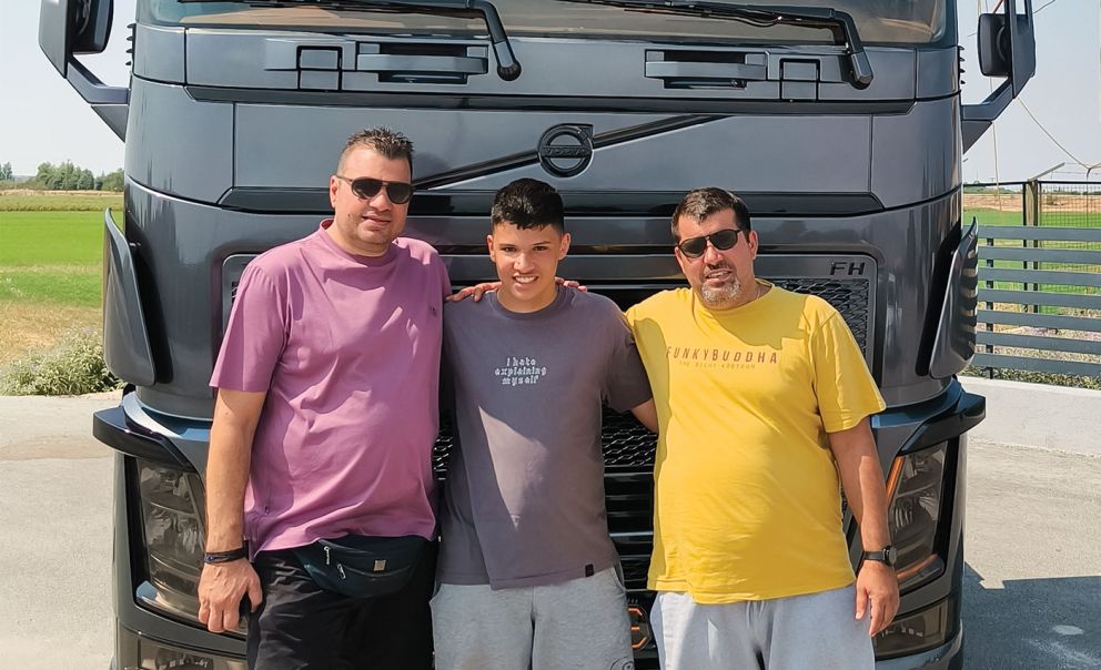 Από αριστερά ο Αχιλλέας Γερασόπουλος με τον ανηψιό του Πέτρο και τον αδερφό του Διονύση. Από αριστερά ο Αχιλλέας Γερασόπουλος με τον ανηψιό του Πέτρο και τον αδερφό του Διονύση.