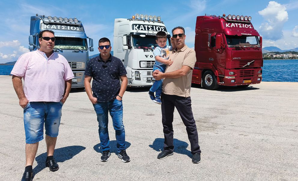 Από αριστερά ο Λάζαρος Κάτσιος με τον γιο του Δημήτρη και ο Ηλίας Κάτσιος με το γιο του Κωνσταντίνο.  Από αριστερά ο Λάζαρος Κάτσιος με τον γιο του Δημήτρη και ο Ηλίας Κάτσιος με το γιο του Κωνσταντίνο.