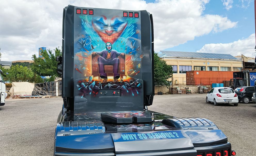 Εξαιρετική δουλειά και στο πίσω μέρος του τράκτορα. O Joker με το τρομακτικό του πρόσωπο.