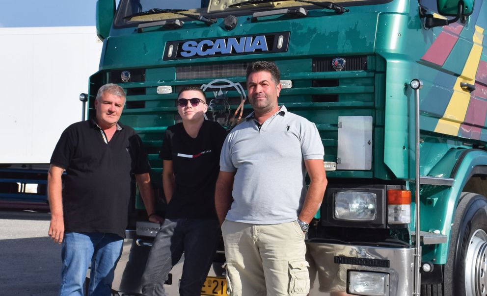 Από αριστερά ο ιδιοκτήτης του Scania Κώστας Κατσαρός με τον γιο του Χριστόφορο και τον οδηγό του 143 Κώστα Χρυσό