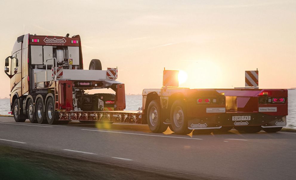 Το Euro-PX3 της Nooteboom πάνω σε 4άξονο τράκτορα χαμηλής φόρτωσης για βαριές μεταφορές κυρίως μηχανημάτων έργων.